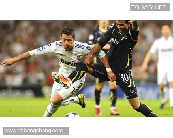 足球明星齐聚一堂合影留念展现荣耀与友谊的精彩瞬间