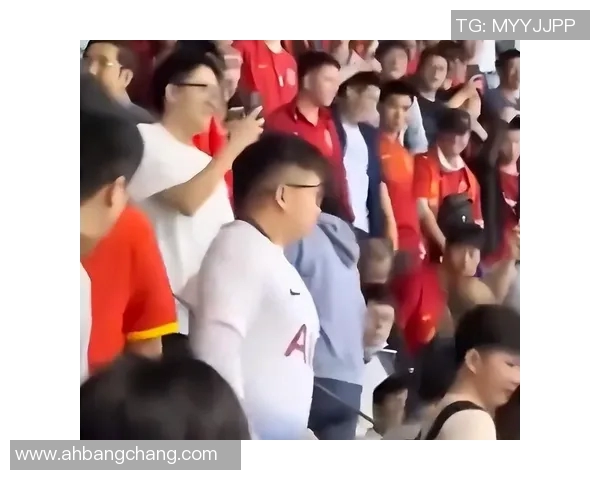 足球明星与球迷互动意外事件引发热议手机被打飞瞬间成焦点
