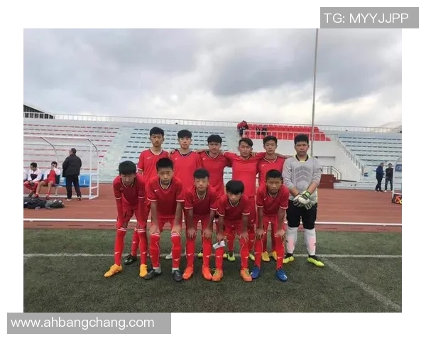 唐梓对足球明星的热爱与追逐展现了青春的激情与梦想